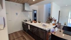 リビングにいるお子様を見守りながらお料理ができる対面キッチン。カウンタートップの汚れもサッと拭き取ることができ、お掃除ラクラク＾＾