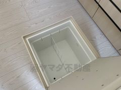 キッチンにある床下収納は、居住スペースを減らさずに買い置きの調味料や非常食などを保管することができます。