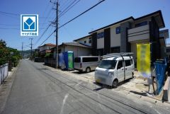 前面道路は広く、車同士がすれ違うスペースが十分にあります。落ち着いた住宅地内で快適な生活を実現してみませんか＾＾