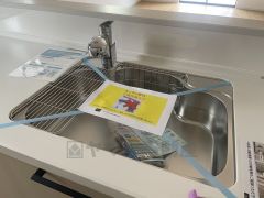 キッチンシンクは洗剤やスポンジを収納出来るラック付き。広さも確保しているので、大きなお鍋も洗いやすいですね。