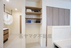 キッチンにはパントリーを設けています。長期保存食のストック、キッチン家電の収納場所としても重宝します。