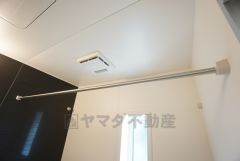 雨の日の洗濯も安心できる浴室暖房乾燥機付き浴室。浴室上部には洗濯物を掛けられる物干し竿が設置されています。