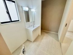 洗面台、洗濯機置き場、バスルームが連なっている、生活導線の考えられた作りになっています。