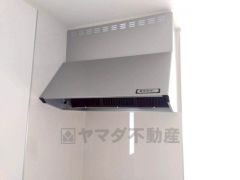 コンロ上には換気扇完備＾＾すぐ横に小窓が設けられているので、換気扇と合わせてWで換気できます＾＾