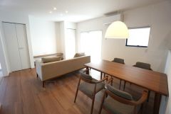 大きな窓のあるリビングは、陽光あふれる明るい空間です。ゆったりと寛げる憩いの場となりそうです。