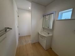 洗面台、洗濯機置き場、バスルームが連なっている、生活導線の考えられた作りになっています。