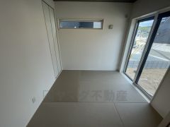 リビング横の和室は、思い切りお子様が遊べるキッズスペースに。柔らかい畳の上なら、お子様が転んでも怪我をしにくく安心です。
