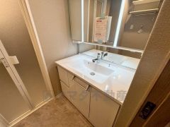 三面鏡裏収納付き洗面化粧台です＾＾ 歯磨きセットやスキンケア用品などの収納に便利ですね。 生活感も隠すことができ、来客時にも安心です。