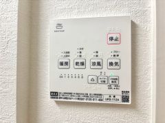 浴室暖房乾燥機付き。天候に左右されず、いつでも好きなときに洗濯物を干せるので、仕事や家事で忙しい方に重宝します。