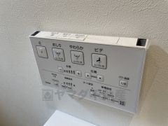 壁リモコンタイプのウォシュレット付き。すっきりした見た目で、トイレ奥の掃除もしやすいです。