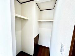 両側にハンガーパイプを備えた収納スペース。衣類や季節物も整理しやすく、毎日の身支度もスムーズです。