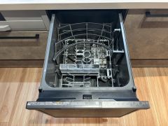 炊事時間を大幅に短縮できる食器洗浄乾燥機付きです＾＾冬場の洗い物による手荒れの悩みも軽減されますね。