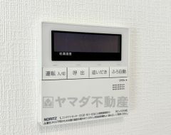給湯器リモコンはキッチン横からボタンひとつで操作が楽々。通話ボタン付きでお子様とも会話ができて安心です。