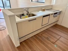 収納も、作業スペースも広々と設けられた使いやすいシステムキッチンです＾＾ご家族と会話をしながら楽しくお料理ができます＾＾