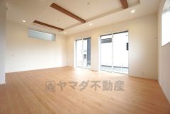 大きな掃き出し窓のあるリビングは、陽光あふれる明るい空間です。ゆったりと寛げる憩いの場となりそうです。