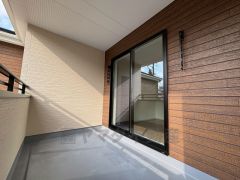 陽当たりの良いインナーバルコニーです。お洗濯やお布団干しはもちろん、日光浴スペースにも。足元は防水工事施工済です。