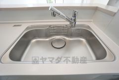 広々としたステンレスシンクには、洗剤やスポンジを収納出来るラック付き。広さも確保しているので、大きなお鍋も洗いやすいです。