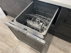食事の後の手間を解消する食器洗い乾燥機付。冬場の洗い物で手荒れの悩みもなくなります。