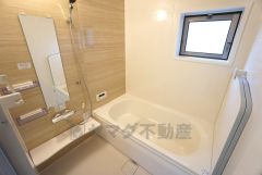同仕様写真。広々1坪タイプの浴槽ユニットでゆったりくつろげるバスルーム。窓、浴室乾燥機付きで換気・雨の日の洗濯もばっちり＾＾