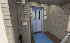 エレベーター。 買い物などで重い荷物を持つ際もエレベーターがあれば短時間で部屋へ行くことが出来ますね。