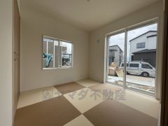 ＬＤＫに隣接する和室です。お昼寝や洗濯物を畳んだり、アイロンをかける作業スペースとしても活躍しそうですね。