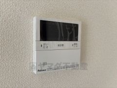 キッチン横から追い炊き、温度調節など楽々操作できる給湯器リモコンです＾＾忙しい夕飯の準備の時間帯に重宝しますね。
