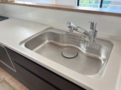 大きなお鍋も楽々洗える幅の広いシンクです＾＾ステンレスシンクなので簡単にお掃除できますよ。洗剤やスポンジもすっきりできる収納付き。