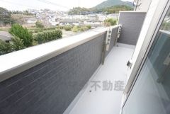ゆとりのあるバルコニー。