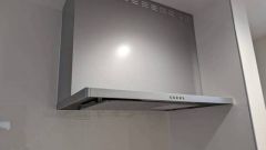 コンロ上には換気扇完備＾＾すぐ横に小窓が設けられているので、換気扇と合わせてWで換気できます。