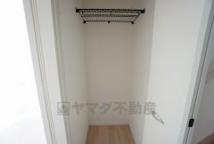 ホールに収納スペースを確保。日用品や趣味の道具入れとして便利です。扉付きなので見た目もスッキリ＾＾