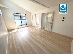 大きな掃き出し窓のあるリビングは、陽光あふれる明るい空間です。ゆったりと寛げる憩いの場となりそうです。
