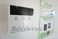 キッチン横からお湯張り、追い炊き、足し湯がボタン一つで楽々操作できる給湯機リモコンです＾＾忙しい夕飯の準備の時間帯に重宝しますね。