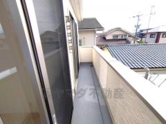 陽当たりの良いバルコニーです。お洗濯やお布団干しはもちろん、日光浴スペースにも。足元は防水工事施工済です。