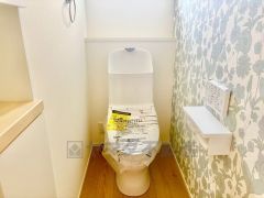 ウォシュレット付きトイレです。1階2階の2ヶ所にトイレがあるので、忙しい朝にもゆとりができますね＾＾