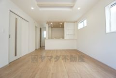 家族が集まる開放的なリビング。思い思いの時間を過ごしたり食事をしたり、素敵な団らんの場になりますね。