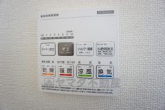 雨の日の洗濯も安心できる浴室暖房乾燥機付き浴室。リモコンで操作もボタン1つで簡単。