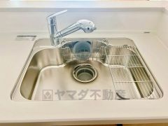 広々としたステンレスシンクには、洗剤やスポンジを収納出来るラック付き。広さも確保しているので、大きなお鍋も洗いやすいです。