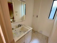 三面鏡にハンドシャワー付きで使いやすい洗面台です。鏡裏と洗面ボウル下に収納付きの洗面台なので、整理整頓ができスッキリと使えます。