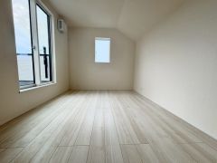 2面採光を確保した明るい室内は、風通しも良く、大変居心地の良い空間となっております。爽やかな風を感じて起きる朝は、快適生活の始まりに。
