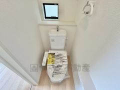 ウォシュレット付きトイレです。1階2階の2ヶ所にトイレがあるので、忙しい朝にもゆとりができますね＾＾