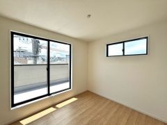 2面採光を確保した明るい室内は、風通しも良く、大変居心地の良い空間となっております。爽やかな風を感じて起きる朝は、快適生活の始まりに。