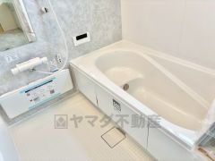 1日の疲れを癒すくつろぎのバスルーム。足を伸ばしてもゆったりと入れるサイズです。お子様と一緒にお風呂に入っても狭くないですね＾＾