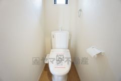 1階2階の2ヶ所にトイレがありますので、忙しい朝にも家族に気を使わず、ゆとりが生まれますね＾＾ 小窓付きで換気する時に便利です＾＾