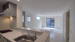 大きな掃き出し窓のあるリビングは、陽光あふれる明るい空間です。ゆったりと寛げる憩いの場となりそうです。