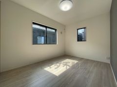 2面採光を確保した明るい室内は、風通しも良く、大変居心地の良い空間となっております。爽やかな風を感じて起きる朝は、快適生活の始まりに。