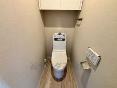 ウォシュレット付きトイレです。1階2階の2ヶ所にトイレがあるので、忙しい朝にもゆとりができますね＾＾
