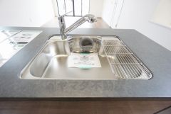 大きなお鍋も楽々洗える幅の広いシンクです＾＾ステンレスシンクなので簡単にお掃除できますよ。洗剤やスポンジもすっきりできる収納付き。