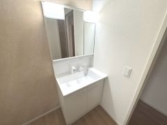洗面台、洗濯機置き場、バスルームが連なっている、生活導線の考えられた作りになっています。