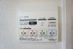 雨の日の洗濯も安心できる浴室暖房乾燥機付き浴室。リモコンで操作もボタン1つで簡単。