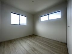 5.2帖。2面採光を確保した明るい室内は、風通しも良く、大変居心地の良い空間となっております。日当たりがよく、子供部屋としての利用もおすすめ。